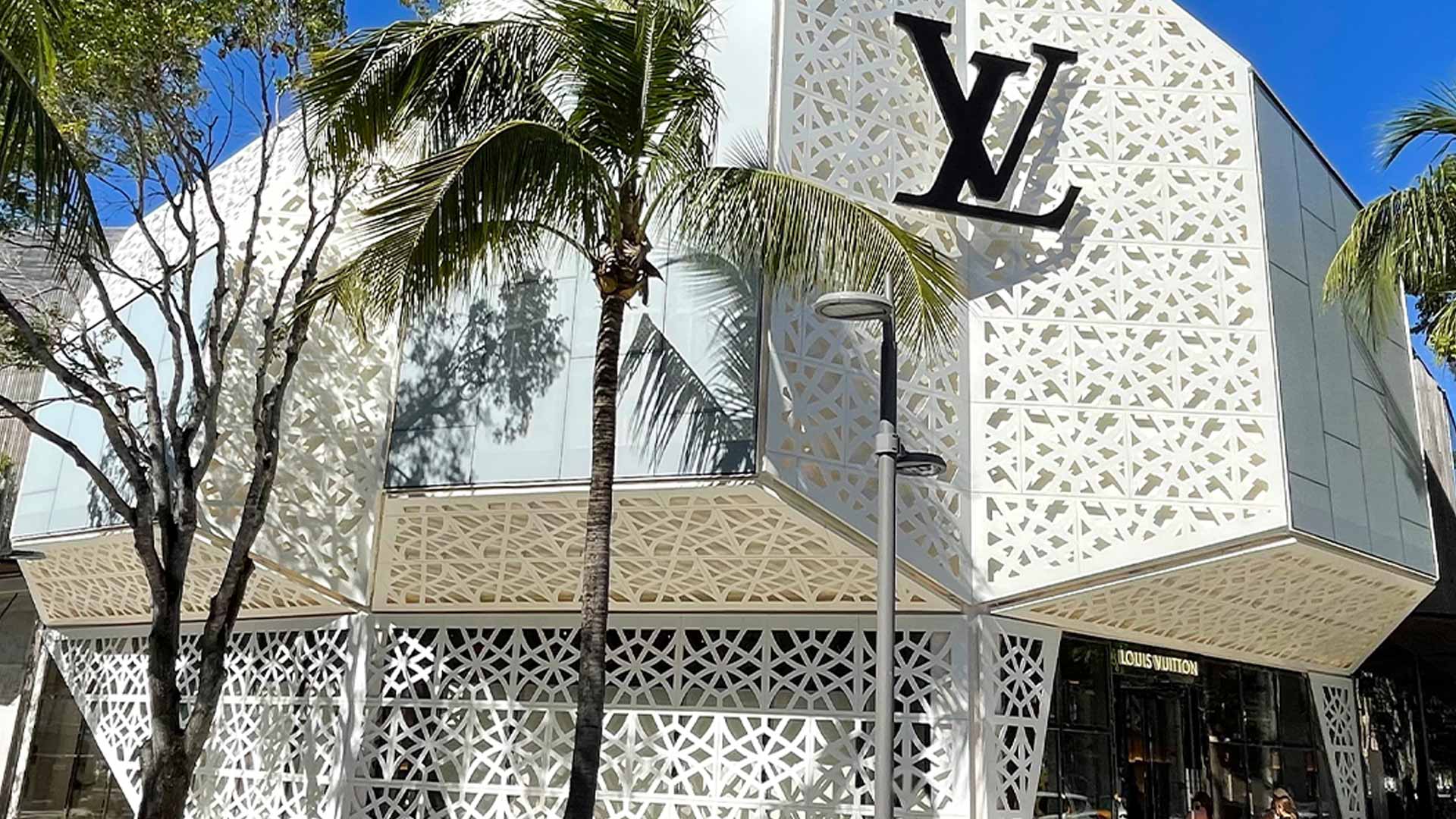 La boutique Vuitton des ChampsElysées est transformée   Paris ZigZag   Insolite  Secret